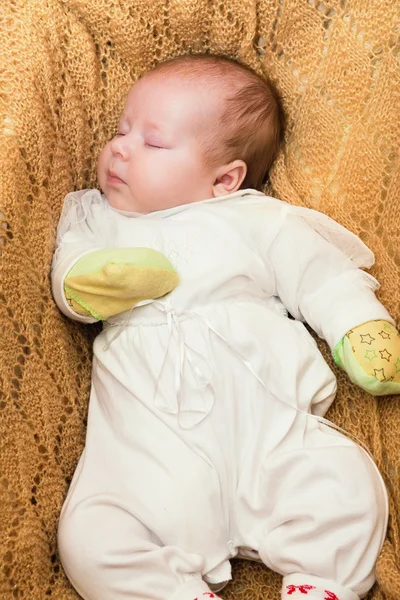 Sladký novorozené dítě spí v košíku — Stock fotografie
