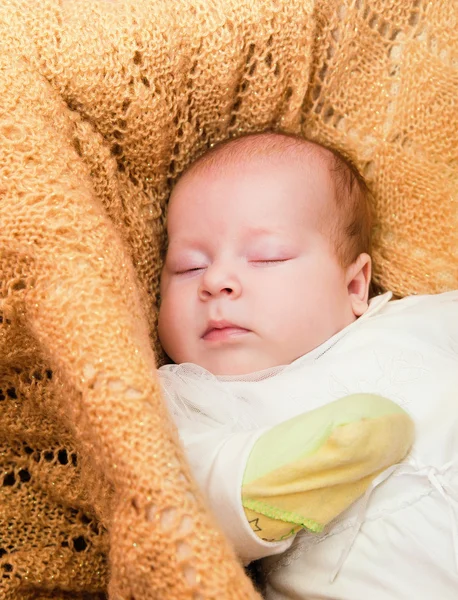 Süßes Neugeborenes schläft in einem Korb — Stockfoto