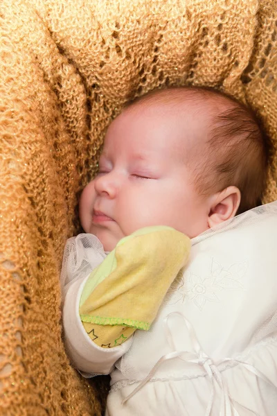 Dulce bebé recién nacido duerme en una cesta —  Fotos de Stock