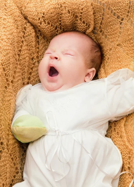 Lindo bebé bostezando —  Fotos de Stock