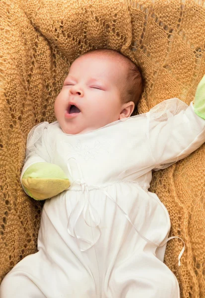 Lindo bebé bostezando —  Fotos de Stock