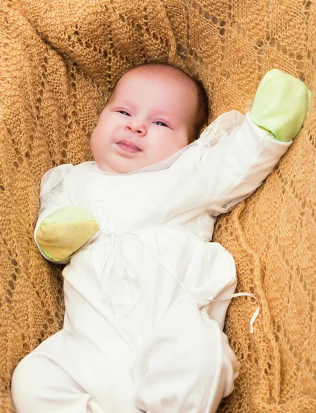 Dulce bebé recién nacido duerme en una cesta —  Fotos de Stock