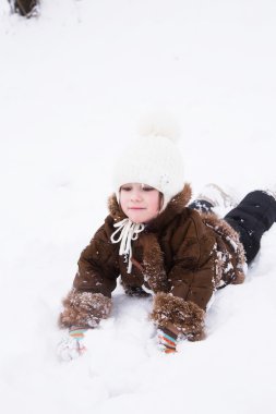 Mutlu çocuk bebek kız açık havada kışın karda