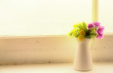bir penceredeki dekoratif çiçek
