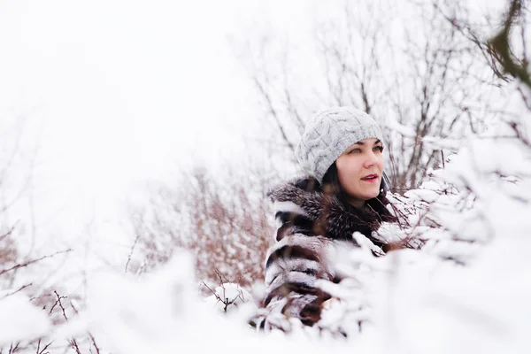 Portret kobiety w krzakach śnieg — Zdjęcie stockowe