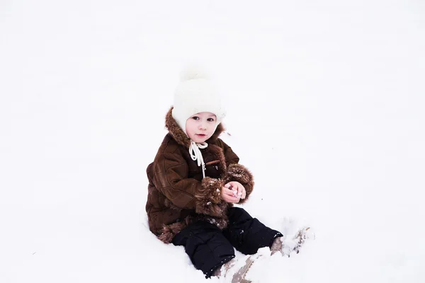 Niño feliz niña en la nieve al aire libre en invierno —  Fotos de Stock