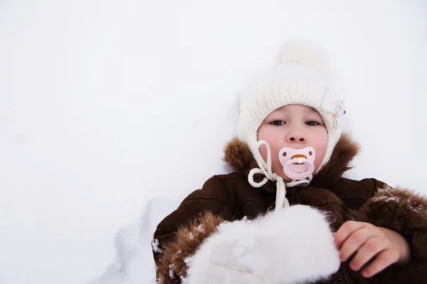 Bébé fille enfant heureux dans la neige à l'extérieur en hiver — Photo