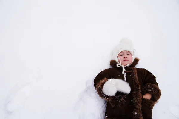 Schöne glückliche Mädchen auf dem Schnee Winter im Freien. — Stockfoto