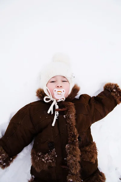 Glücklich Kind Baby Mädchen im Schnee draußen im Winter — Stockfoto