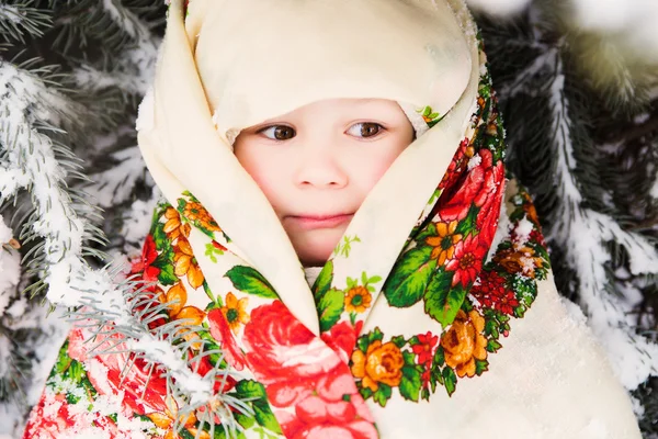Porträt eines kleinen slawischen Mädchens mit nationalem Schal — Stockfoto