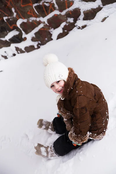 Bébé fille enfant heureux dans la neige à l'extérieur en hiver — Photo
