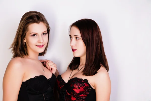 Due ragazze alla moda in corsetto — Foto Stock