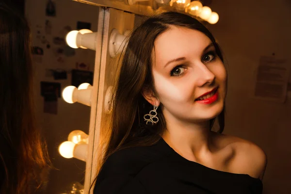 Beautiful young girl in a dressing room — Stock Photo, Image