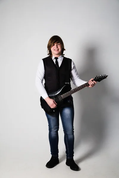 Joven hombre feliz con guitarra. Aislado sobre blanco — Foto de Stock