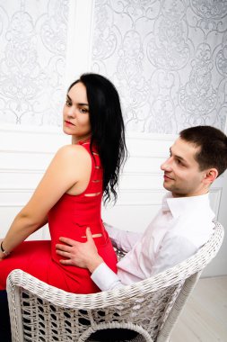 güzel ateşli çift, zarif giysiler giyer