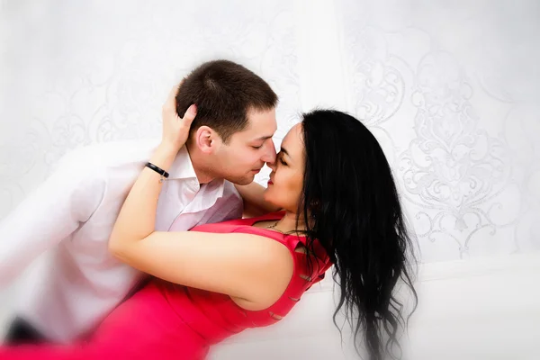 Sexy leidenschaftliches Paar. schöner Mann küsst schöne Mädchen — Stockfoto
