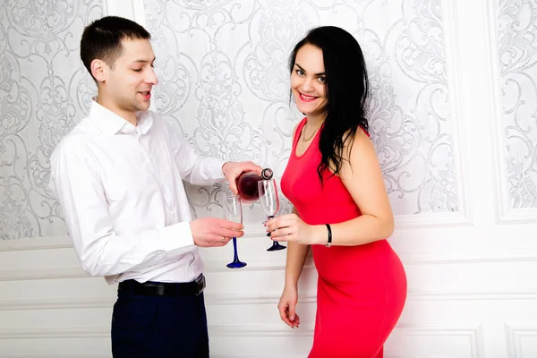 Couple prenant un verre de vin ensemble — Photo