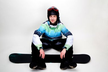 Beyaz arka plan üzerinde izole snowboarder