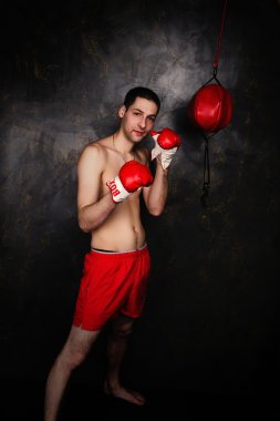karanlık odada kırmızı eldivenli boksör