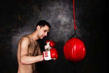 karanlık odada kırmızı eldivenli boksör