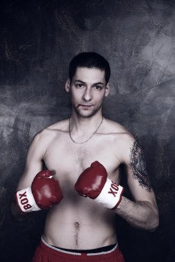 Karanlık odada kırmızı eldivenli boksör. Beyaz ve siyah