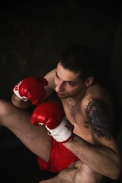 Boxer avec gants rouges dans la chambre noire — Photo
