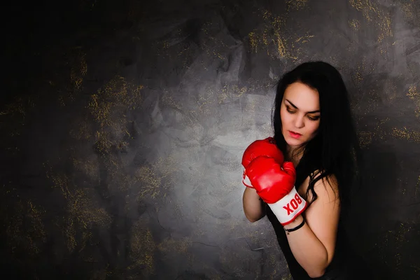 Sexy joven morena modelo posando en guantes de boxeo — Foto de Stock
