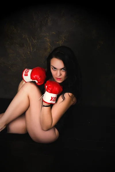 Sexy junge Brünette Modell posiert in Boxhandschuhen — Stockfoto