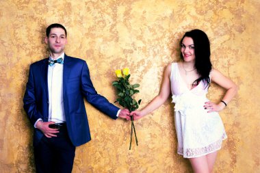 C-gülümseyen çiçekler ile mutlu bir çiftin resmi yakın