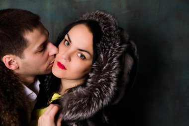 Genç çekici çift. Yakışıklı ve seksi kadın kürk manto