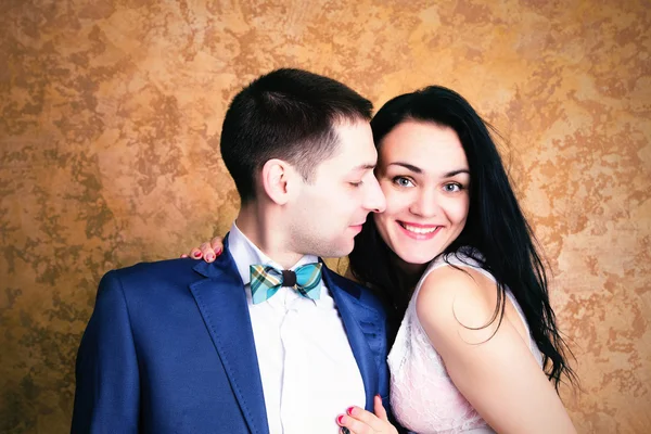 Foto ravvicinata di una coppia felice che sorride alla macchina fotografica — Foto Stock