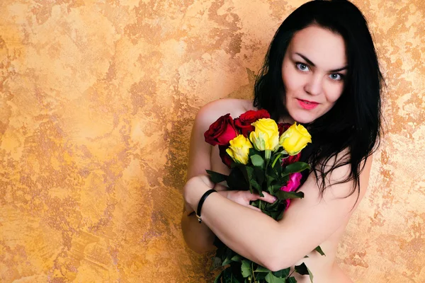 Linda chica en topless posando con ramo de rosas de diferentes colores — Foto de Stock