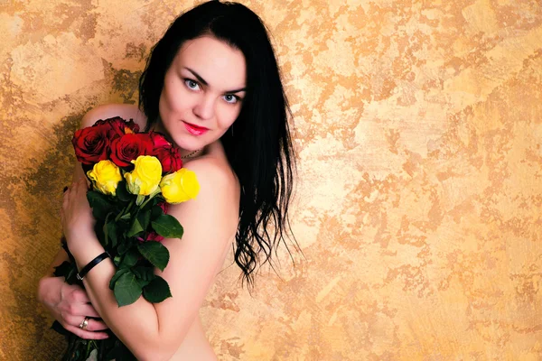 Linda chica en topless posando con ramo de rosas de diferentes colores — Foto de Stock