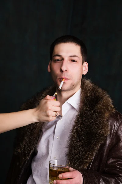 Portrait d'un bel homme en manteau de fourrure avec verre de whisky — Photo