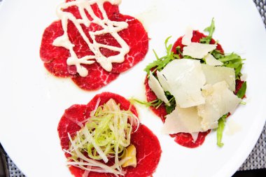 Parmesan peyniri, sos ve mantarlı et Carpaccio