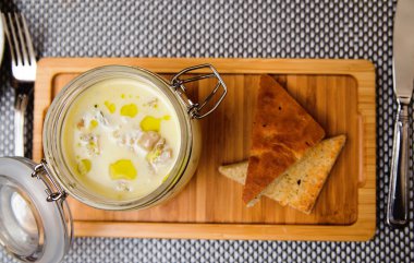 Polenta ile bir tencerede truffles