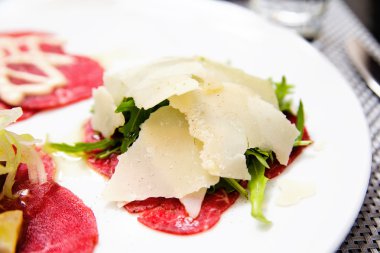 Parmesan peyniri, sos ve mantarlı et Carpaccio