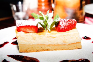 bir tabakta çilekli cheesecake