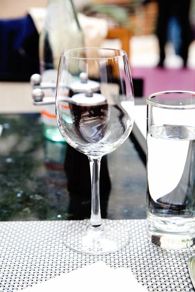 Bir restoranda boş şarap kadehi — Stok fotoğraf