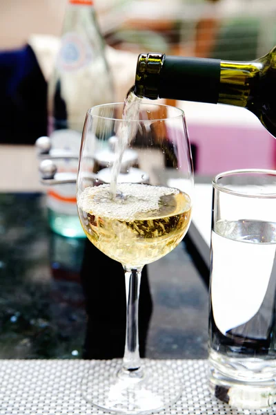 Restoranda şarap dökme — Stok fotoğraf