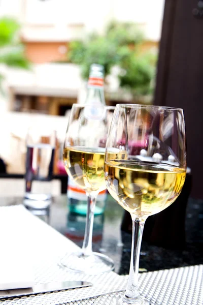 Kadeh tabloda beyaz şarap — Stok fotoğraf