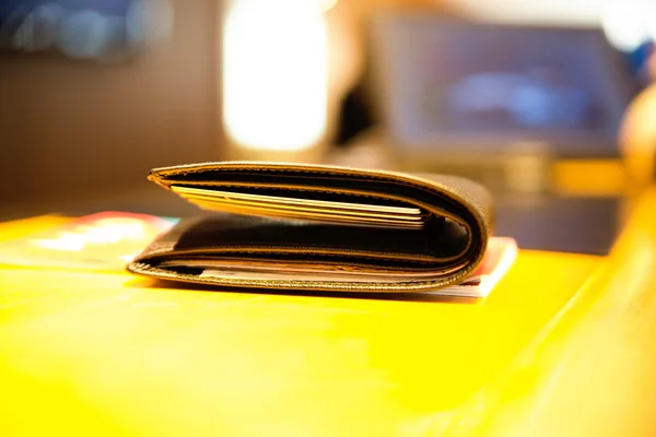 Stylowe męskie Portfel skórzany brązowy z kart kredytowych — Zdjęcie stockowe
