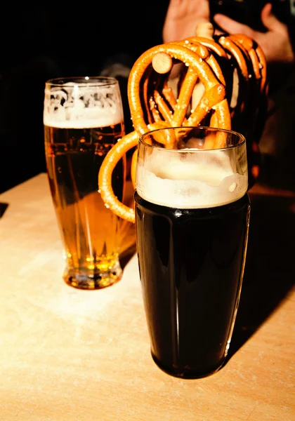 Cerveza en un café fuera — Foto de Stock