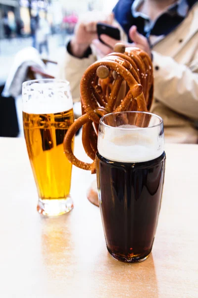 Пиво в кафе зовні — стокове фото