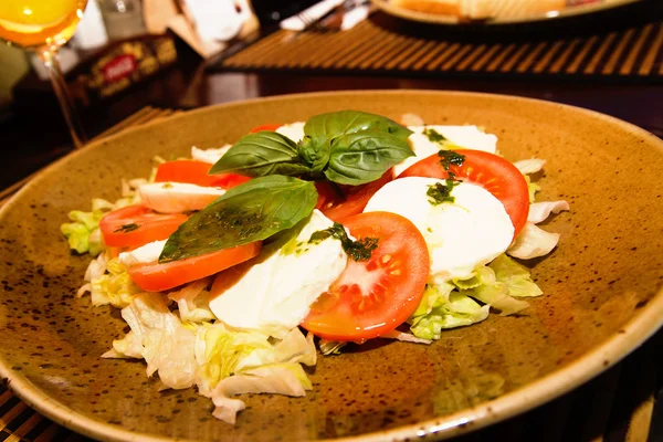 Classic caprese salad — Stock Photo, Image