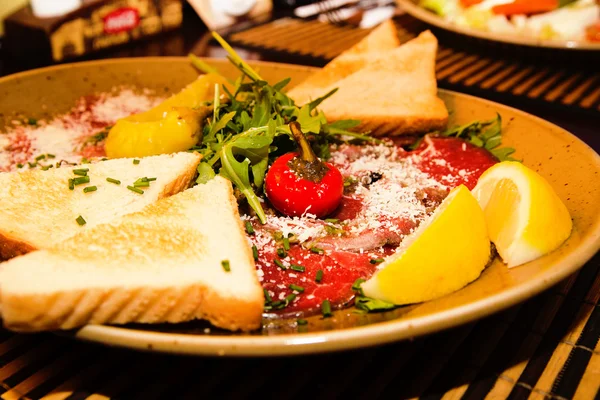 Meze - et Carpaccio Parmesan peyniri ile — Stok fotoğraf