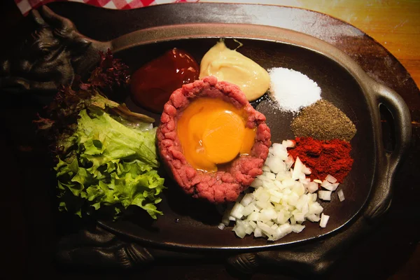 Tartar de ternera fresca con huevo, adobado con especias, cebolla, ketchup — Foto de Stock