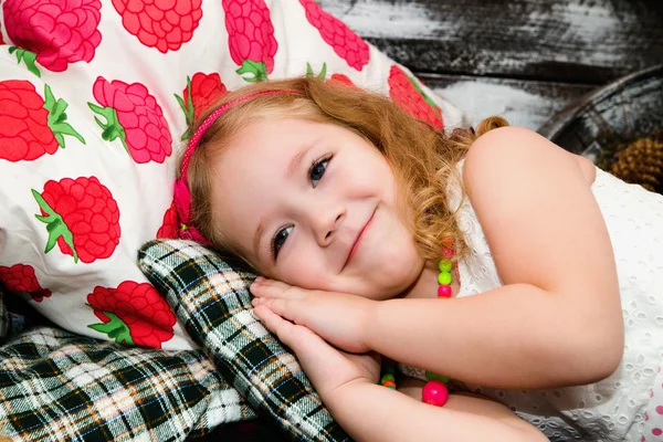 Niña de cuatro años en la cama —  Fotos de Stock