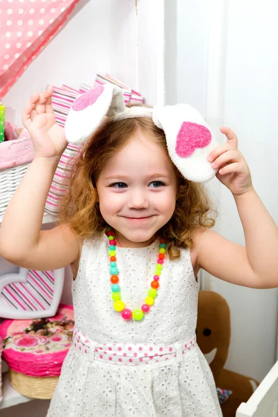 La niña con orejas rosadas conejito —  Fotos de Stock