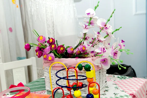Цветы на столе в комнате для детей — стоковое фото